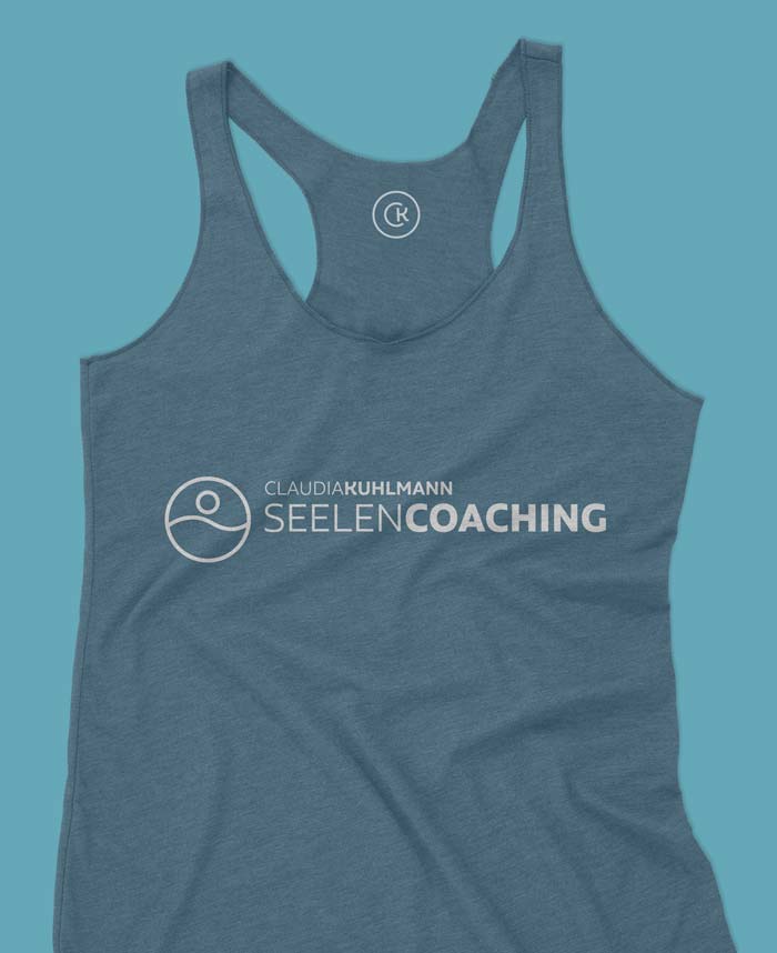 claudia-kuhlmann-seelen-coaching-shirt-mockup-petrol claudia-kuhlmann-seelen-coaching-shirt-mockup-petrol